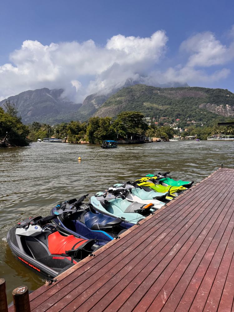Jet skis prontos para o passeio