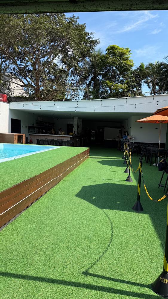 Piscina e bar da área de lazer