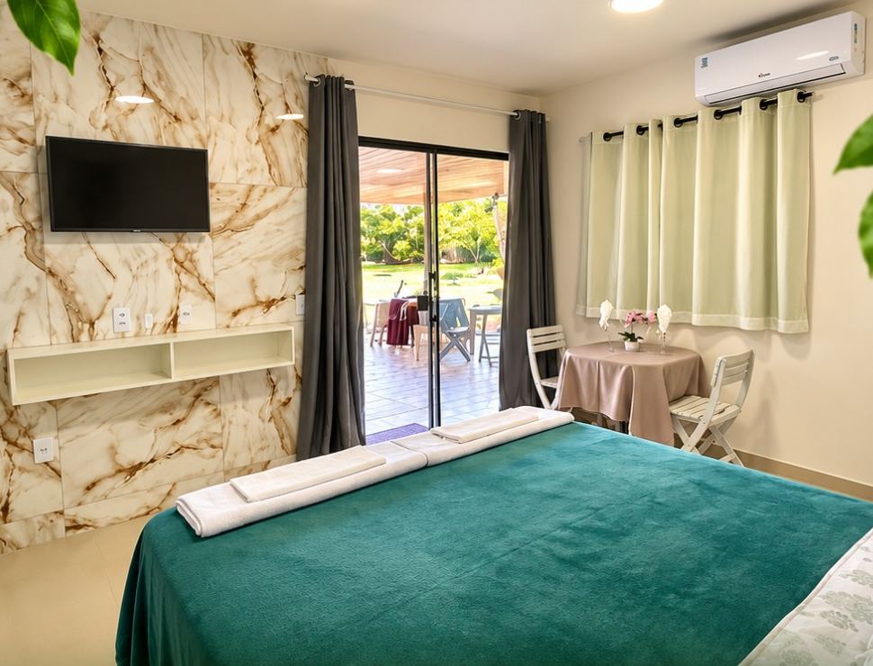 Pousada Ilha da Fantasia - quarto com varanda para a área externa